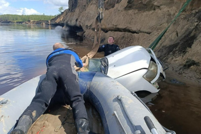 Водолазы подняли из реки Вилюй автомобиль с телом пропавшего мужчины / ЯСИА   