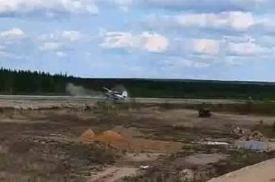 Самолет выкатился за пределы взлетно-посадочной полосы в Олекминске / ЯСИА   