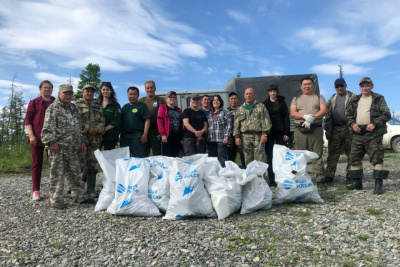 На берегу Восточной Хандыги собрали 12 мешков мусора / ЯСИА   