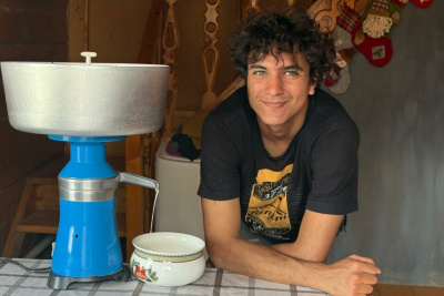 Доил коров и чистил карасей: путешествующий автостопом австралиец поработал на якутской ферме / Мария Горохова   Республика Саха (Якутия)