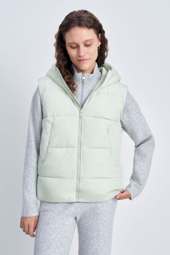 Утепленный жилет с капюшоном