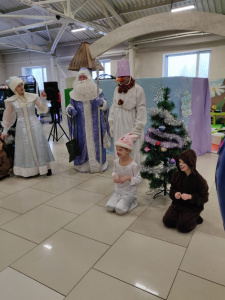 Сказка «В лесу родилась елочка» завершила Новогодние каникулы в ТРК «Чудо парк» /  Алдан Алданский 