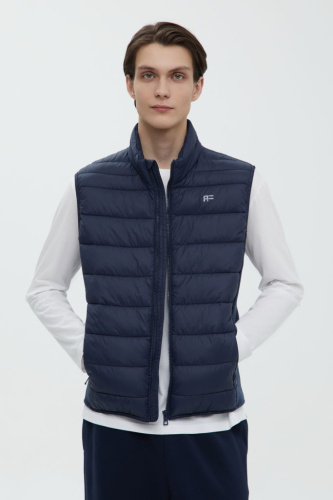 Утепленный жилет с воротником-стойкой