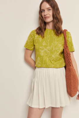 Футболка приталенного силуэта с цветочным принтом