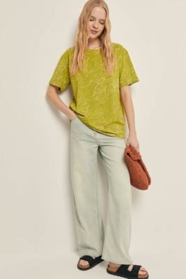 Футболка свободного силуэта с цветочным принтом