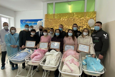 В Алданском районе Якутии вручены первые сертификаты регионального капитала "Дети столетия" / ЯСИА  Алданский Республика Саха (Якутия)