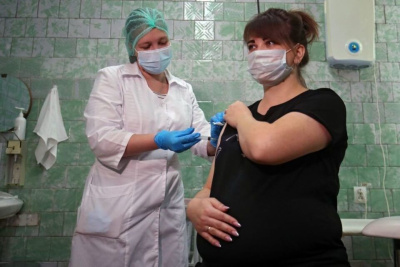 Министр здравоохранения пояснил, почему будущим мамам стоит привиться от коронавируса / ЯСИА   