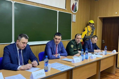 Иван Советников встретился с руководством «Авиалесоохрана» и «Якутлесресурс» / ЯСИА   