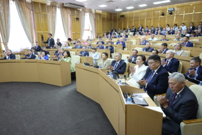 В парламенте Якутии приняли исполнение бюджета за 2024 год / Дьулустаан Сергеев   