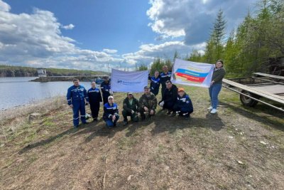 Энергетики провели уборку на берегу реки Вилюй / ЯСИА   