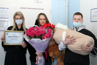 В Удачном родителям первых новорожденных 2022 года вручили сертификаты капитала «Дети столетия» / ЯСИА   Мирнинский