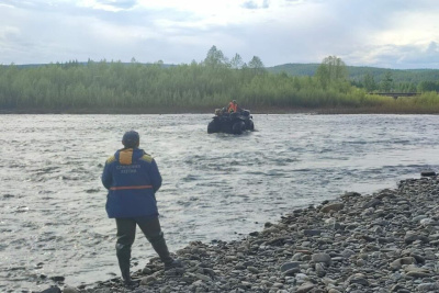 В Нерюнгри спасли мужчину и ребенка, застрявших на островке из-за подъема воды в реке / ЯСИА   