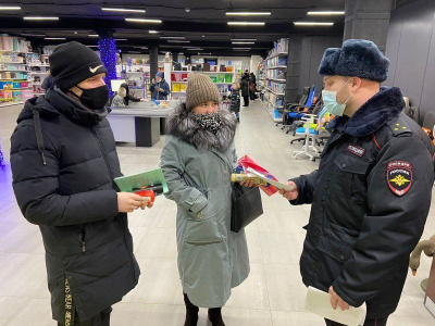 В Якутии полицейские провели профилактическую акцию «Не дай себя обмануть!» / ЯСИА   Республика Саха (Якутия)