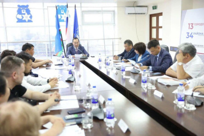 Айсен Николаев провел заседание президиума политсовета реготделения «Единой России» / ЯСИА   