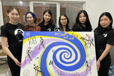 Команда "Кындыкан" дарит главе Якутии первую в республике картину, очищающую воздух / ЯСИА   Республика Саха (Якутия)