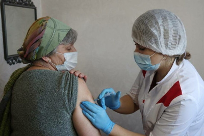 Эксперт: не прошедшие ревакцинацию от ковида почти не имеют антител к "омикрону" / ЯСИА   