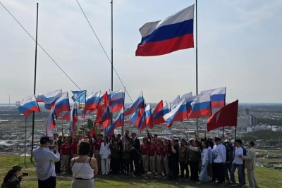 В День России на смотровой площадке Якутской ГРЭС-2 подняли флаг РФ / ЯСИА   