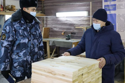 Якутскэкосети ознакомились с процессом производства контейнеров для мусора / ЯСИА   Республика Саха (Якутия)