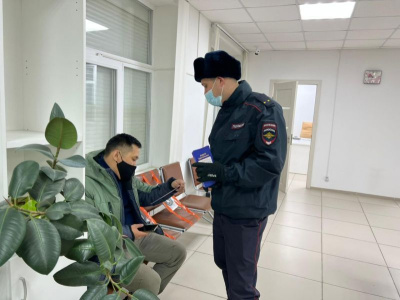 В Мирнинском районе Якутии полицейские провели акцию «Не дай себя обмануть!» / ЯСИА  Мирнинский Республика Саха (Якутия)