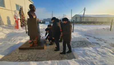 В Чурапчинском районе Якутии возложили цветы к памятнику участника ВОВ Ивана Павлова / ЯСИА  Чурапчинский Республика Саха (Якутия)