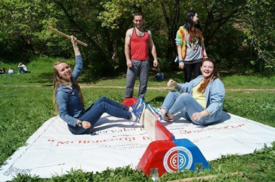 Мас-рестлинг на студенческом субботнике (фото).  /    