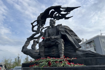 В Якутске возложили цветы к памятнику Алексею Кулаковскому / Алина Мурукова   