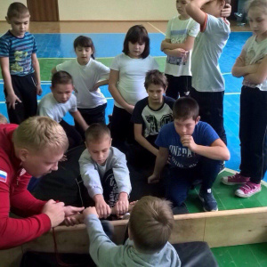 В Ульяновске проведен турнир по мас-рестлингу среди школьников /    