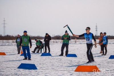 Участники чемпионата России по северному многоборью соревнуются в метании топора / Артемий Грошев   