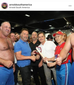 Арнольд Шварценеггер аплодирует мас-рестлерам в Сан Паулу /    