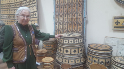 Устьалданские мастерицы шьют из бересты фрагменты будущей Могол урасы / Матрена Кондратьева  Алданский Республика Саха (Якутия)
