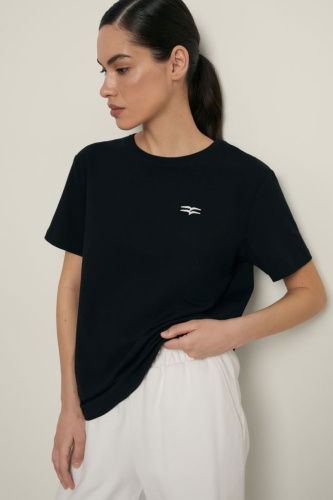 Футболка прямого силуэта с вышивкой