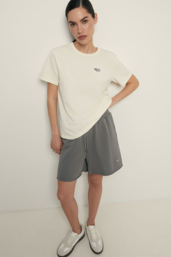 Футболка прямого силуэта с вышивкой