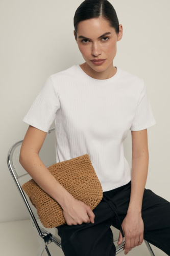 Приталенная футболка в рубчик