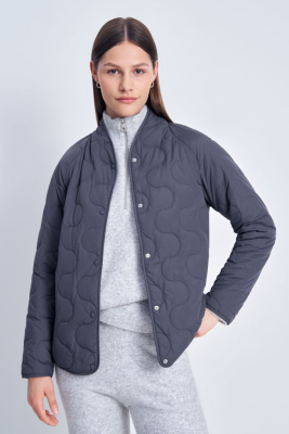 Утепленная куртка прямого силуэта