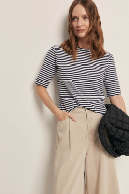 Футболка в полоску приталенного силуэта