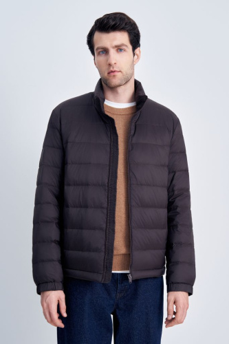 Стеганый пуховик с воротником-стойкой