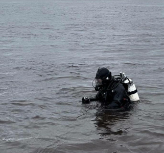 В Намском районе водолазы ищут мужчину, выпавшего из лодки / ЯСИА   