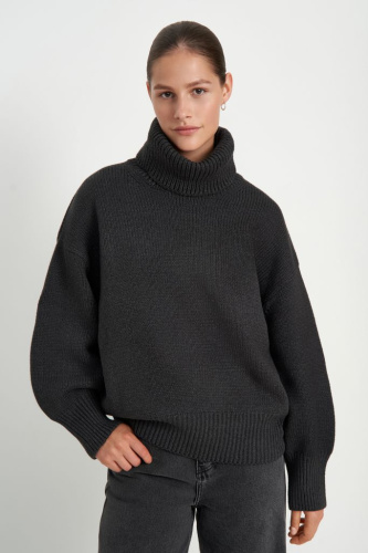 Джемпер с воротником-стойкой и объемными рукавами