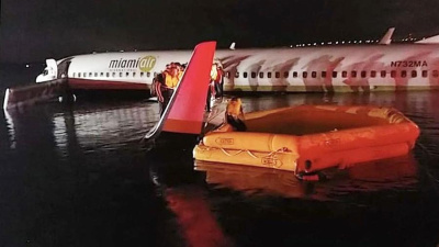 В США Боинг-737 съехал в реку при посадке / ЯСИА   