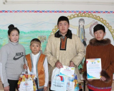 Многодетной семье из Березовки подарили цифровую приставку / ЯСИА   