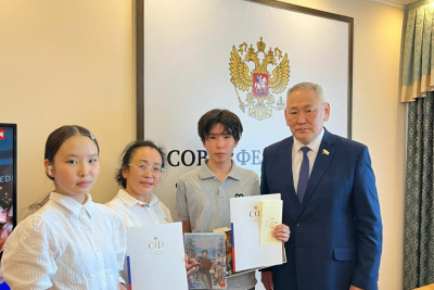 Якутского школьника, победившего в конкурсе рисунков, поздравил сенатор Сахамин Афанасьев / ЯСИА   