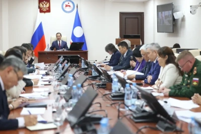 Глава Якутии провел заседание Республиканской комиссии «Вместе к Победе!» / ЯСИА   