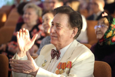 Майские вальсы в честь Победы: Александр Самсонов в 27-й раз спел знаменитые песни военных лет / Вероника Аммосова   