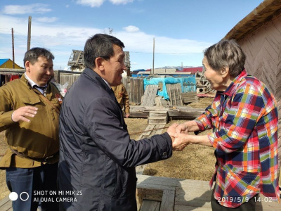 Момские единороссы вручили подарки ветеранам войны и тыла / ЯСИА  Момский Республика Саха (Якутия)
