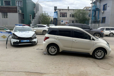 В Якутске водитель протаранил машину ДПС после оформления протокола / ЯСИА   