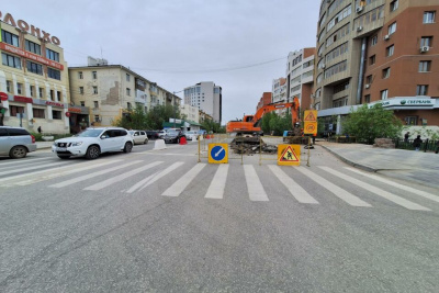 В Якутске на ул. Петра Алексеева сужена проезжая часть из-за замены газопроводов / ЯСИА   