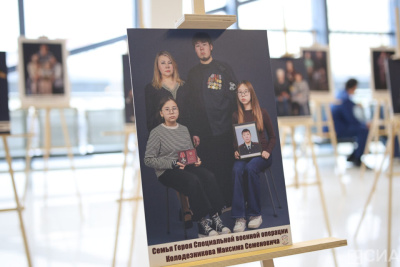 Фотовыставку «Семья героя» открыли в аэропорту Якутска / Нарыйа Пахомова   