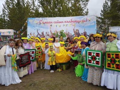 В Якутске для пожилых людей организовали праздник встречи лета / ЯСИА Якутск Якутск Республика Саха (Якутия)