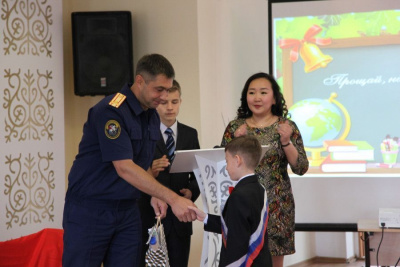 Сотрудники следственного управления поздравили учеников подшефной школы с окончанием учебного года / ЯСИА   