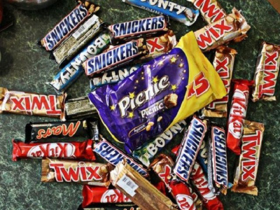 Потянуло на сладкое: В Алдане молодые люди украли из магазина шоколадки и жвачки / ЯСИА  Алданский 